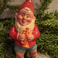 trompet-spillende-nisse-korte-blaa-bukser-roed-hue-jakke-charmerende-gammel-lernisse-